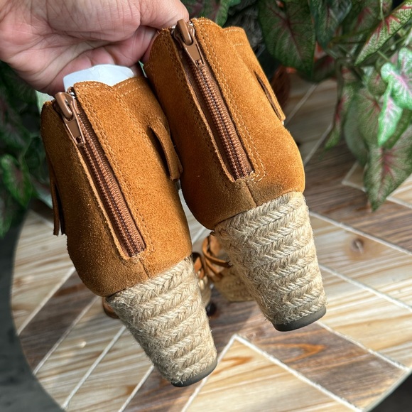 EUC Minnetonka Fringe Wedge Sandals - Picture 7 of 9